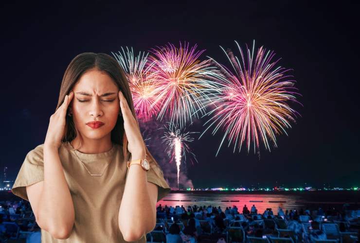 Donna ansiosa durante i fuochi di Capodanno