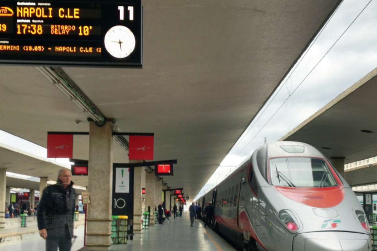 stazione con treno in banchina